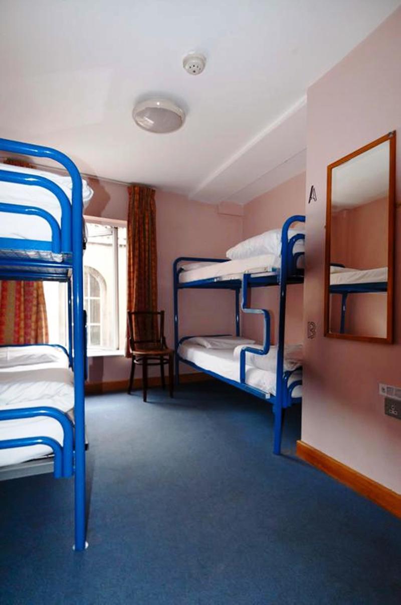 Avalon House Hostal *