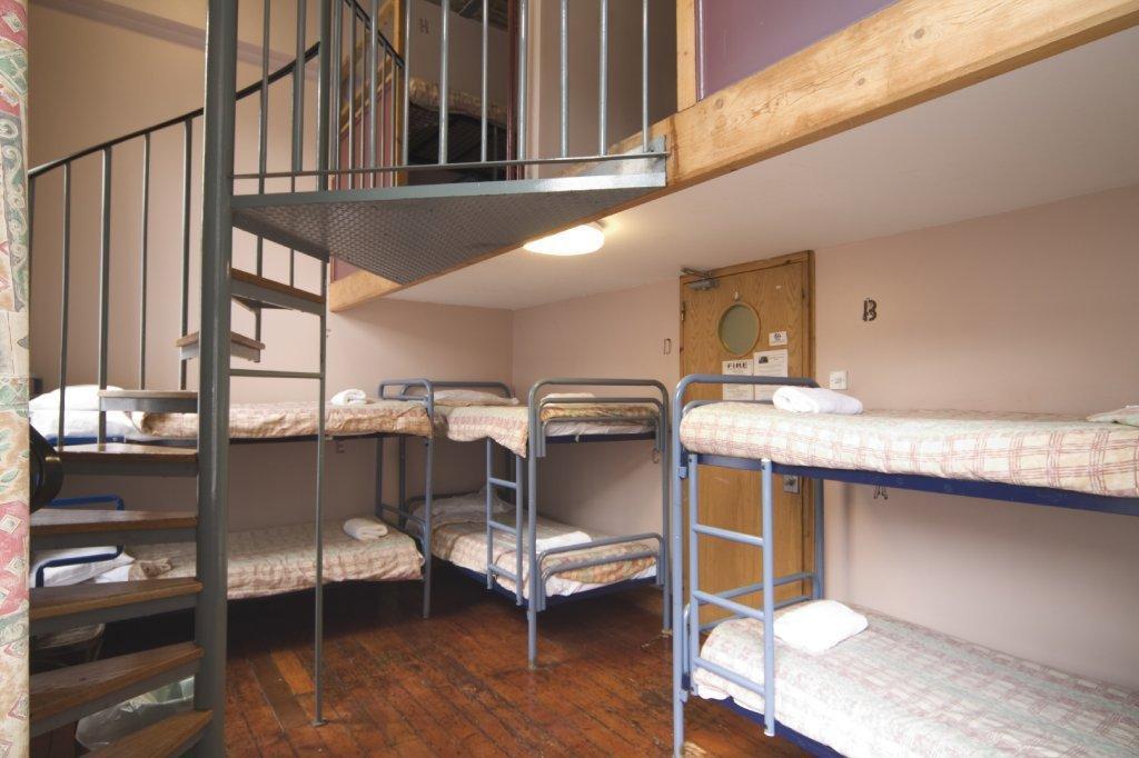 Avalon House Hostal *